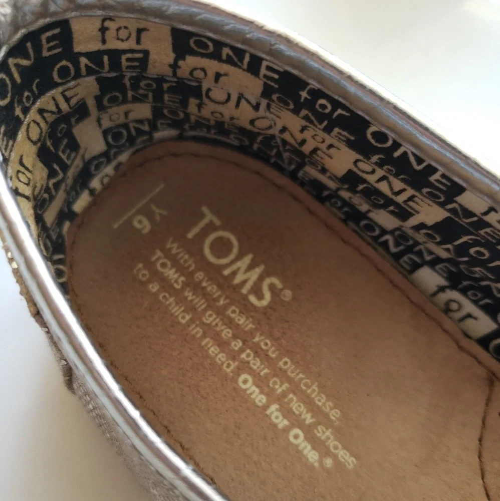Girls 6 womens 7.5‎ sparkle glitter silver toms